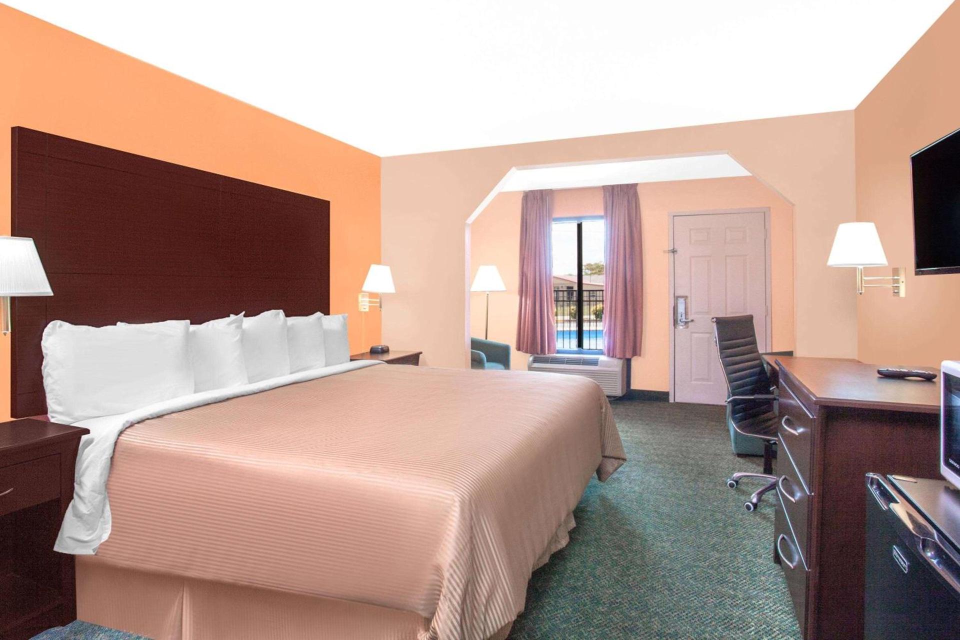 Days Inn by Wyndham Moulton photo 8