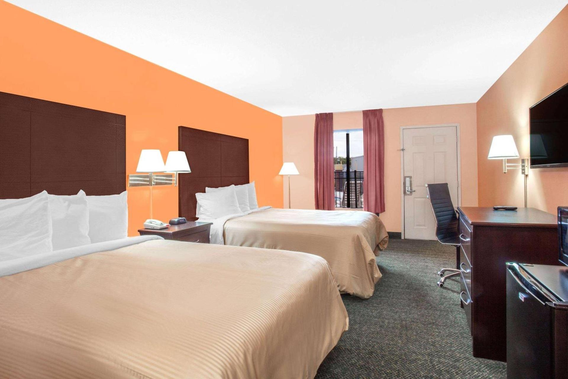 Days Inn by Wyndham Moulton photo 9