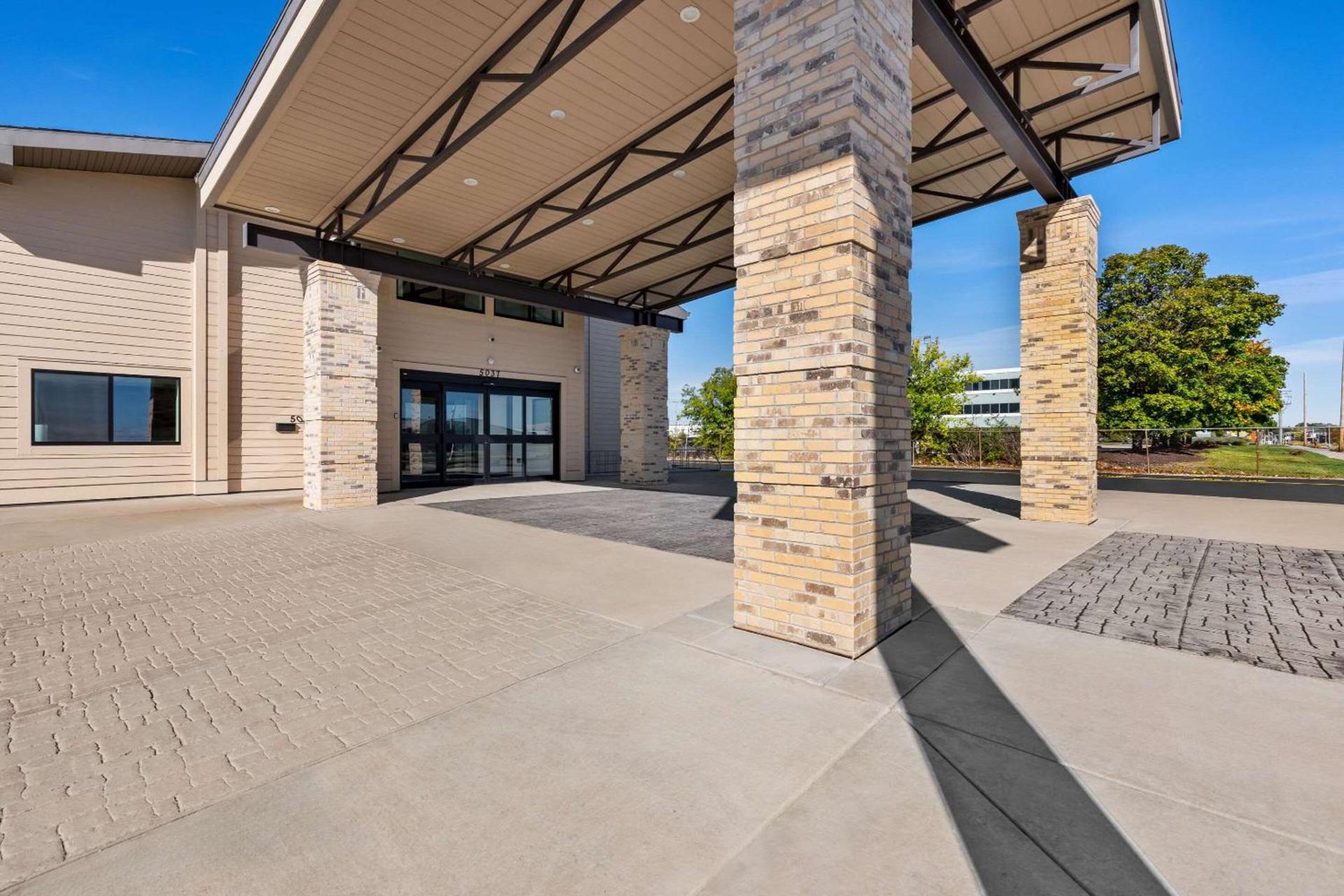 Clarion Pointe Milwaukee Airport photo 3