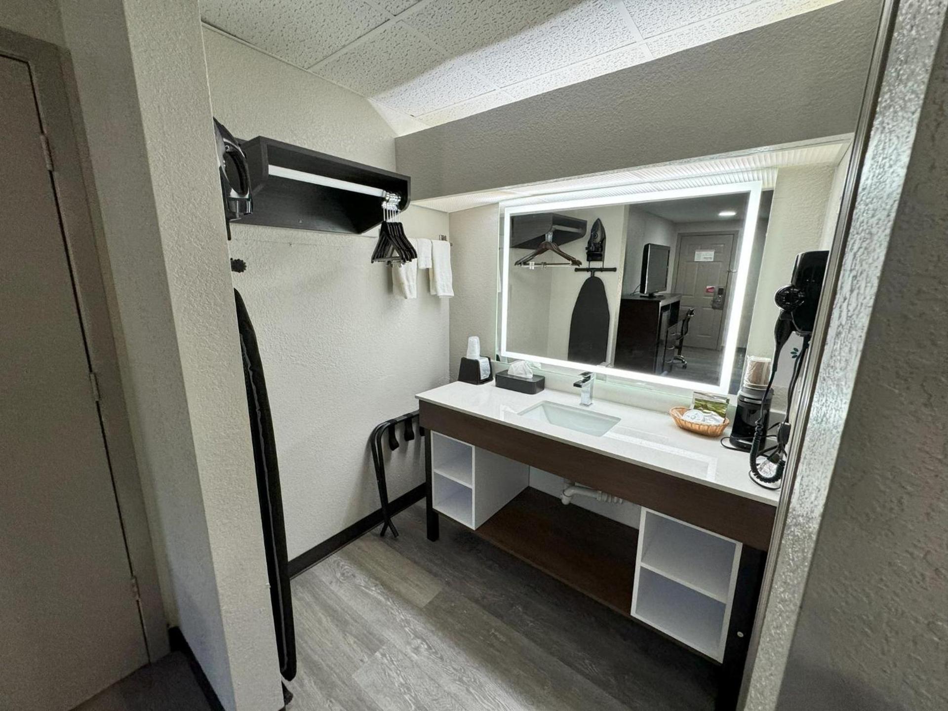 Red Roof Inn Hope photo 21