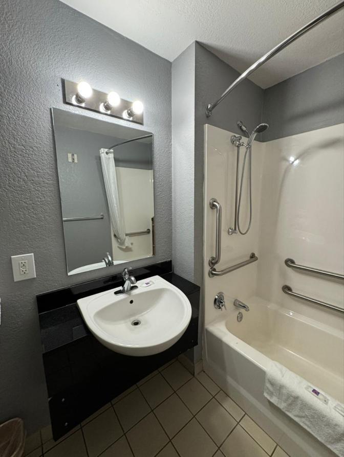 Motel 6-Bismarck, ND photo 35