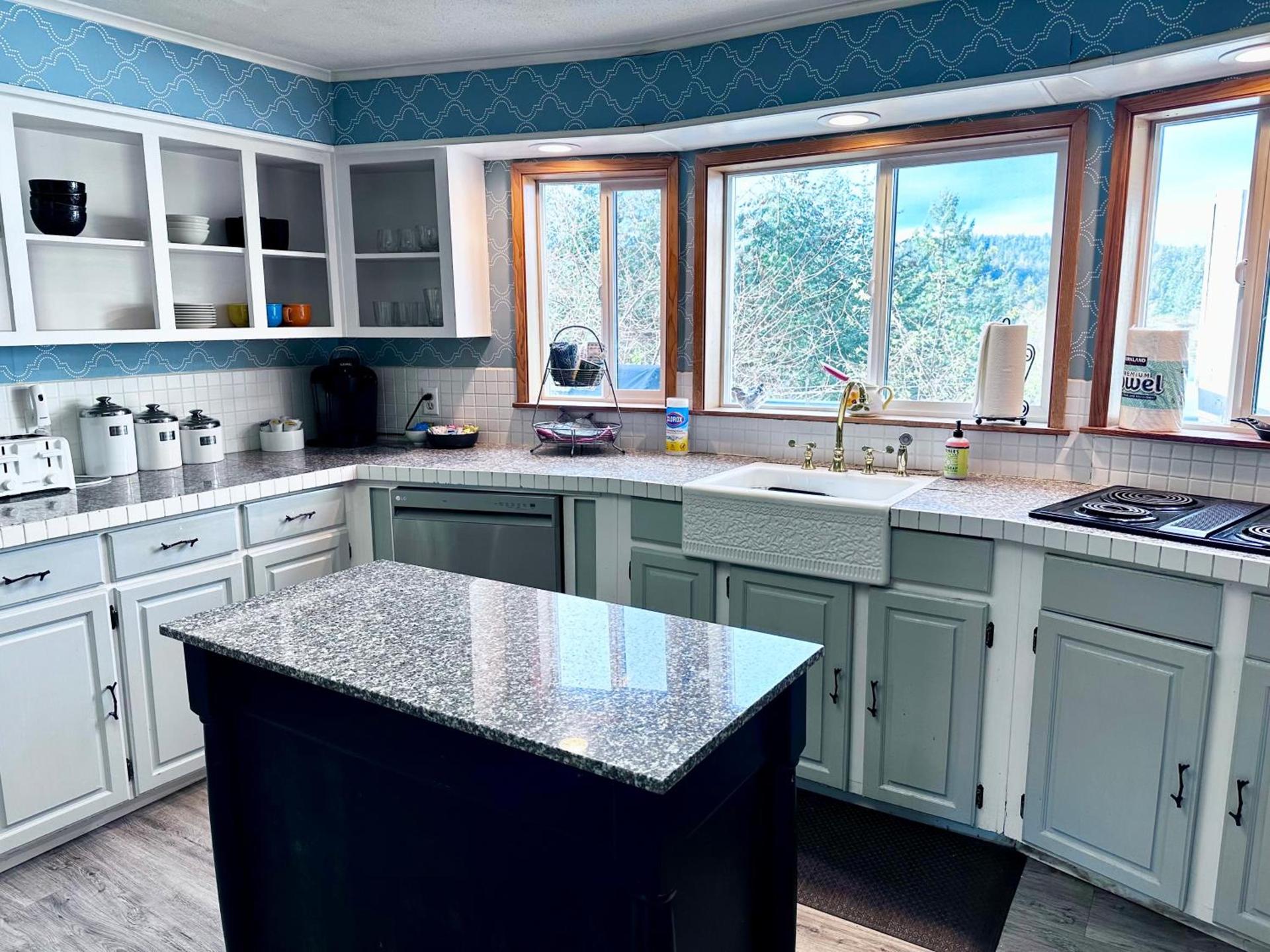 Deer Harbor Cottage & Suites photo 44