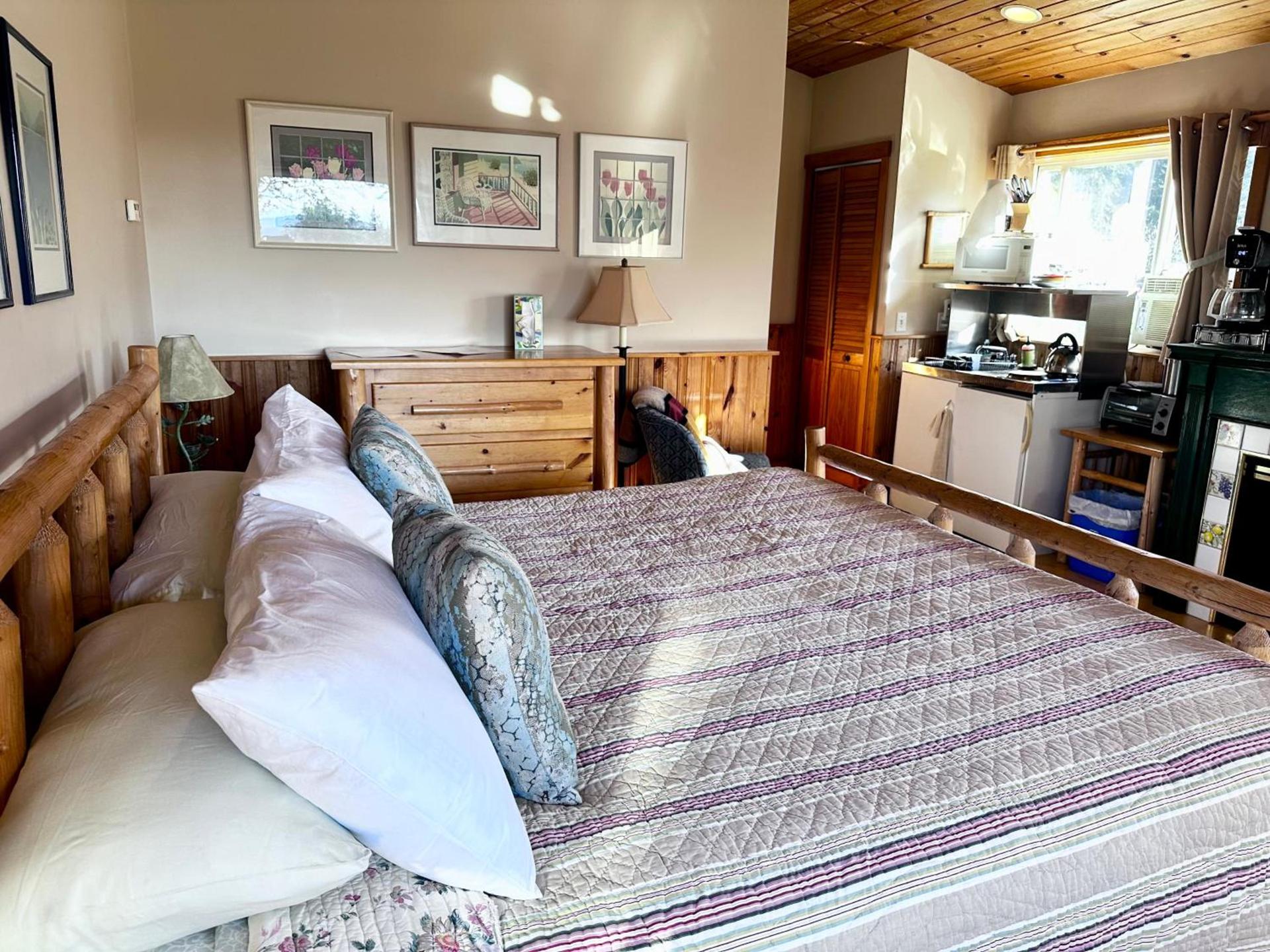 Deer Harbor Cottage & Suites photo 56