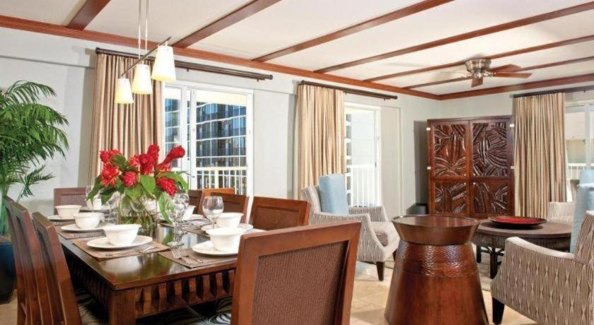 Wyndham Waikiki Beach Walk photo 4