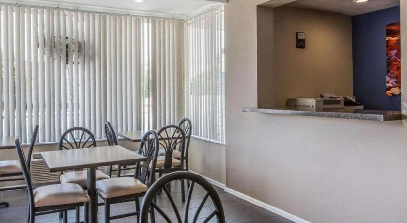 Rodeway Inn & Suites photo 11