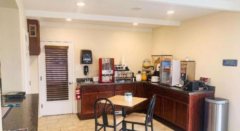 Rodeway Inn & Suites photo 14