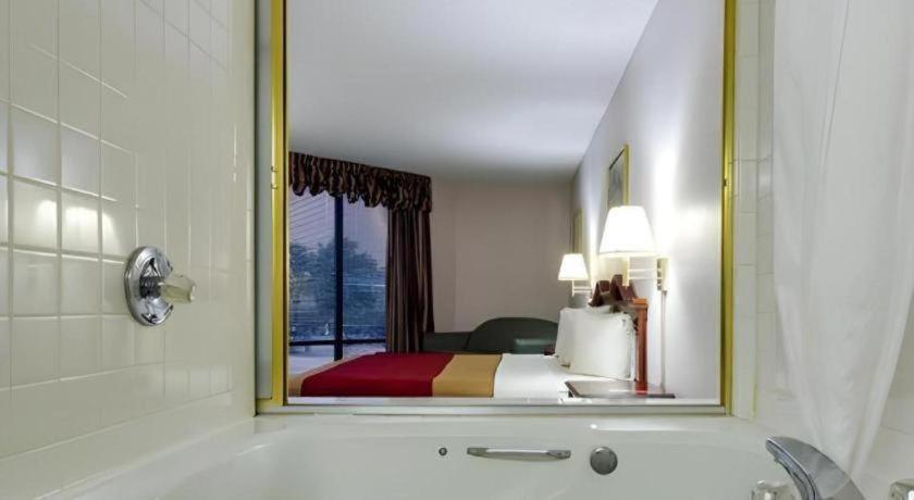 Econo Lodge South photo 5