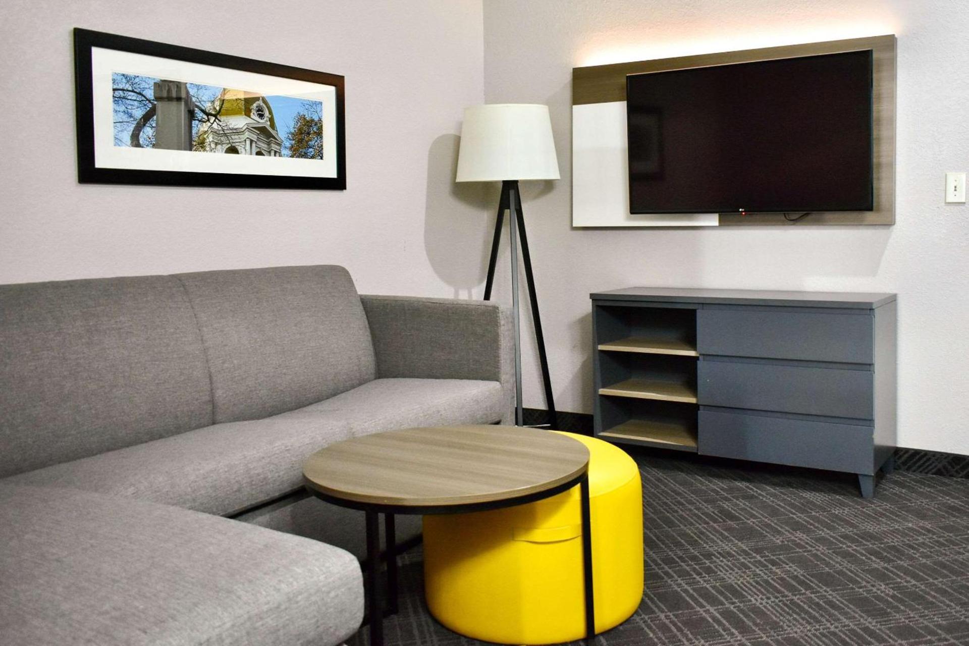 Comfort Inn & Suites Cartersville - Emerson Lake Point photo 17