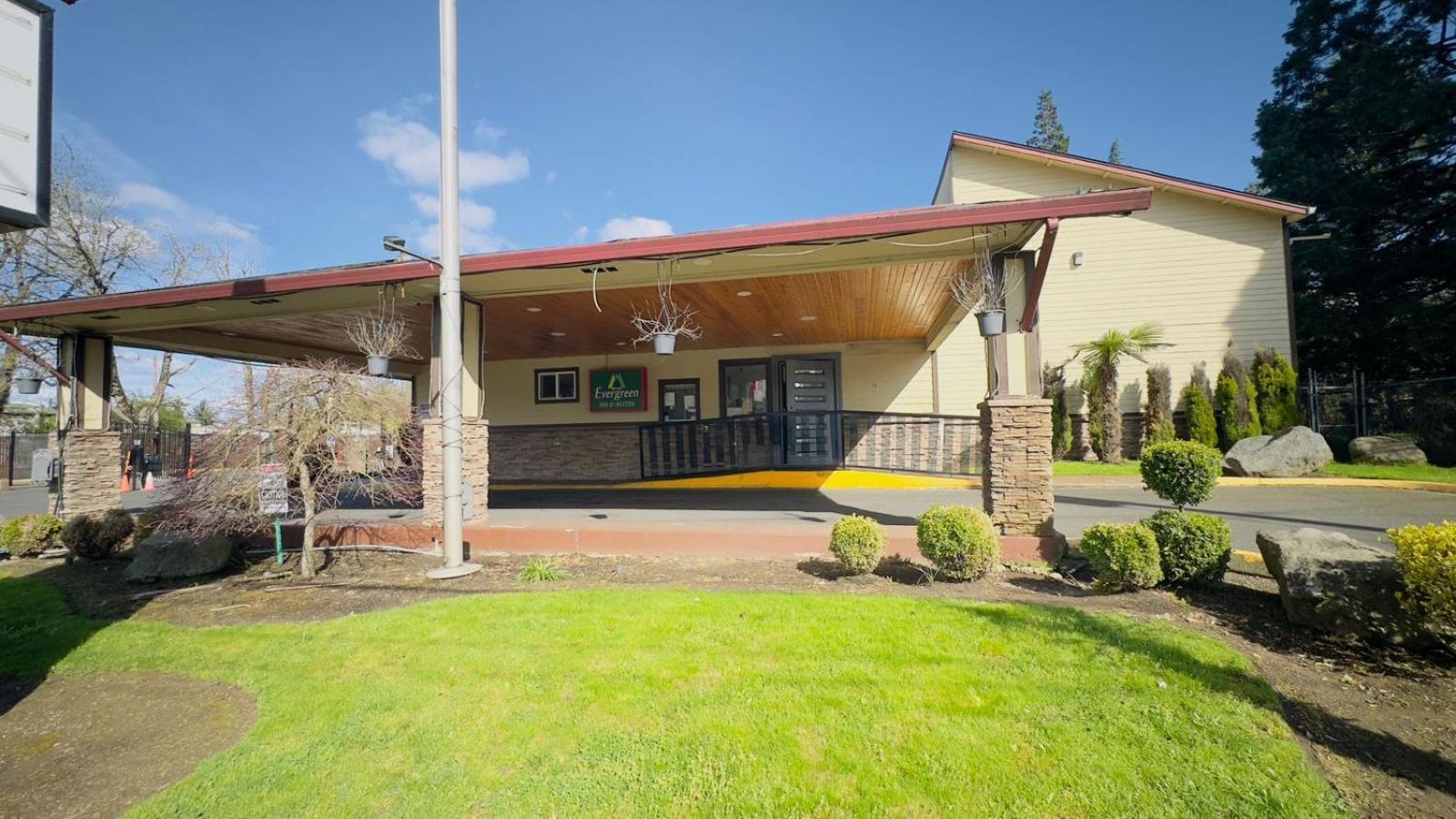 Evergreen Inn & Suites Portland photo 8