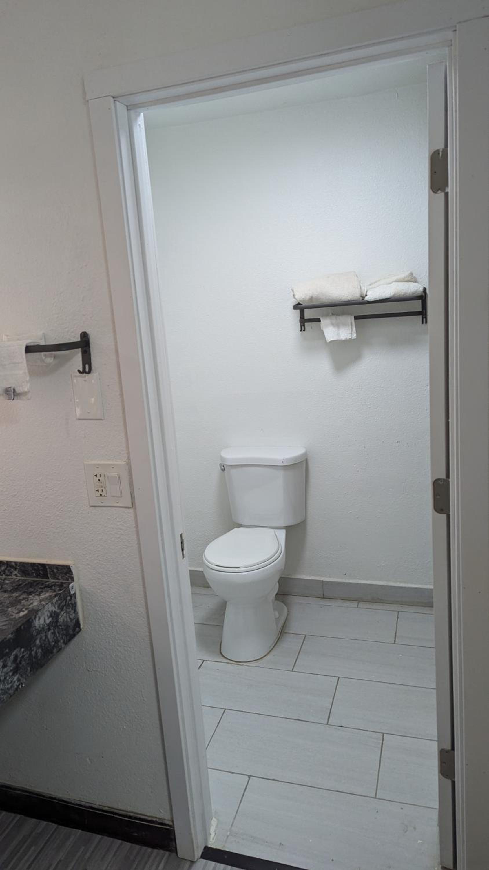 Evergreen Inn & Suites Portland photo 10