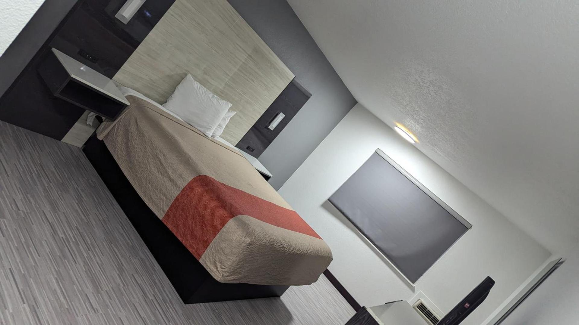 Evergreen Inn & Suites Portland photo 16