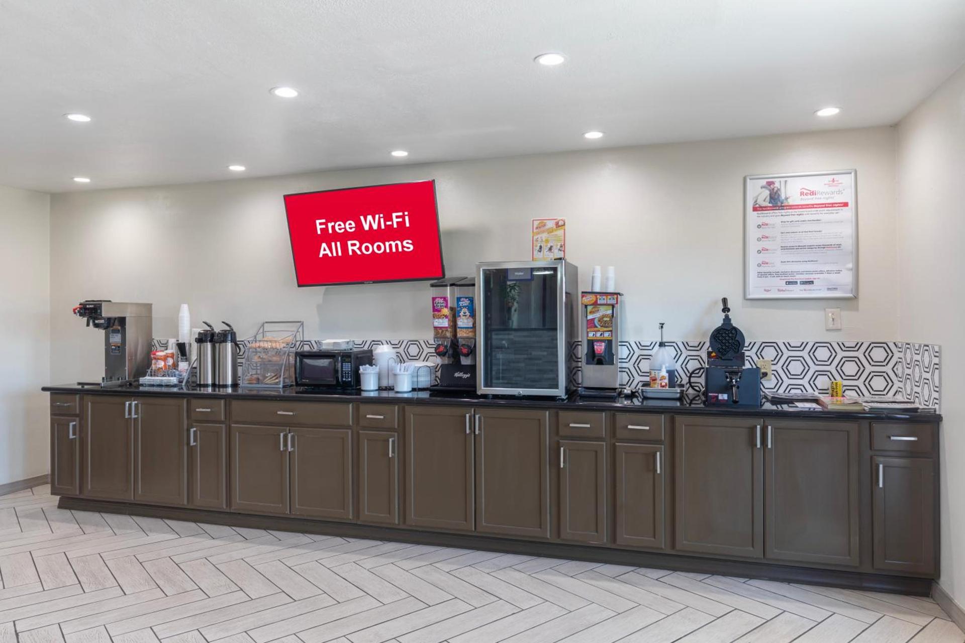 Red Roof Inn Canton photo 6