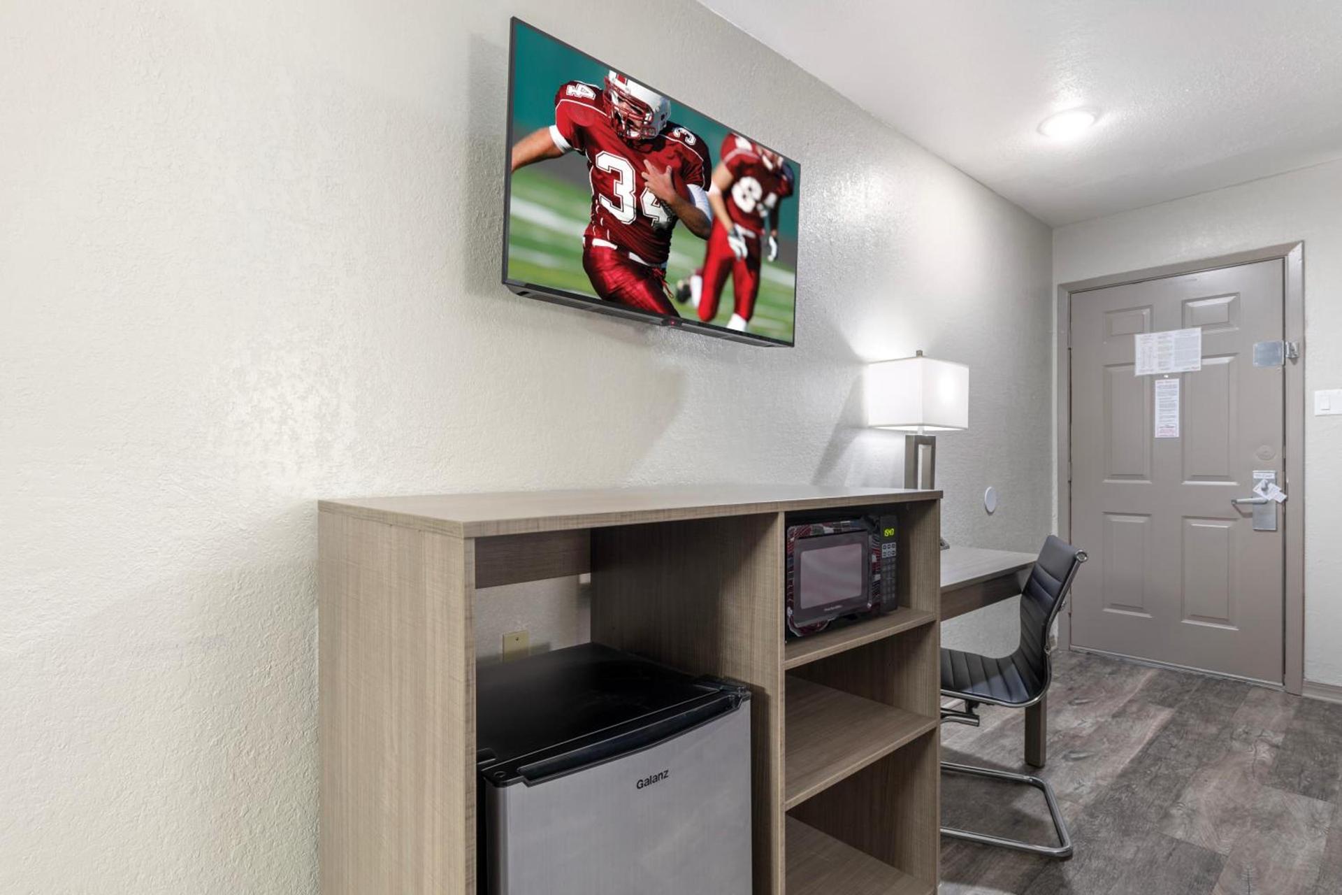 Red Roof Inn Canton photo 16