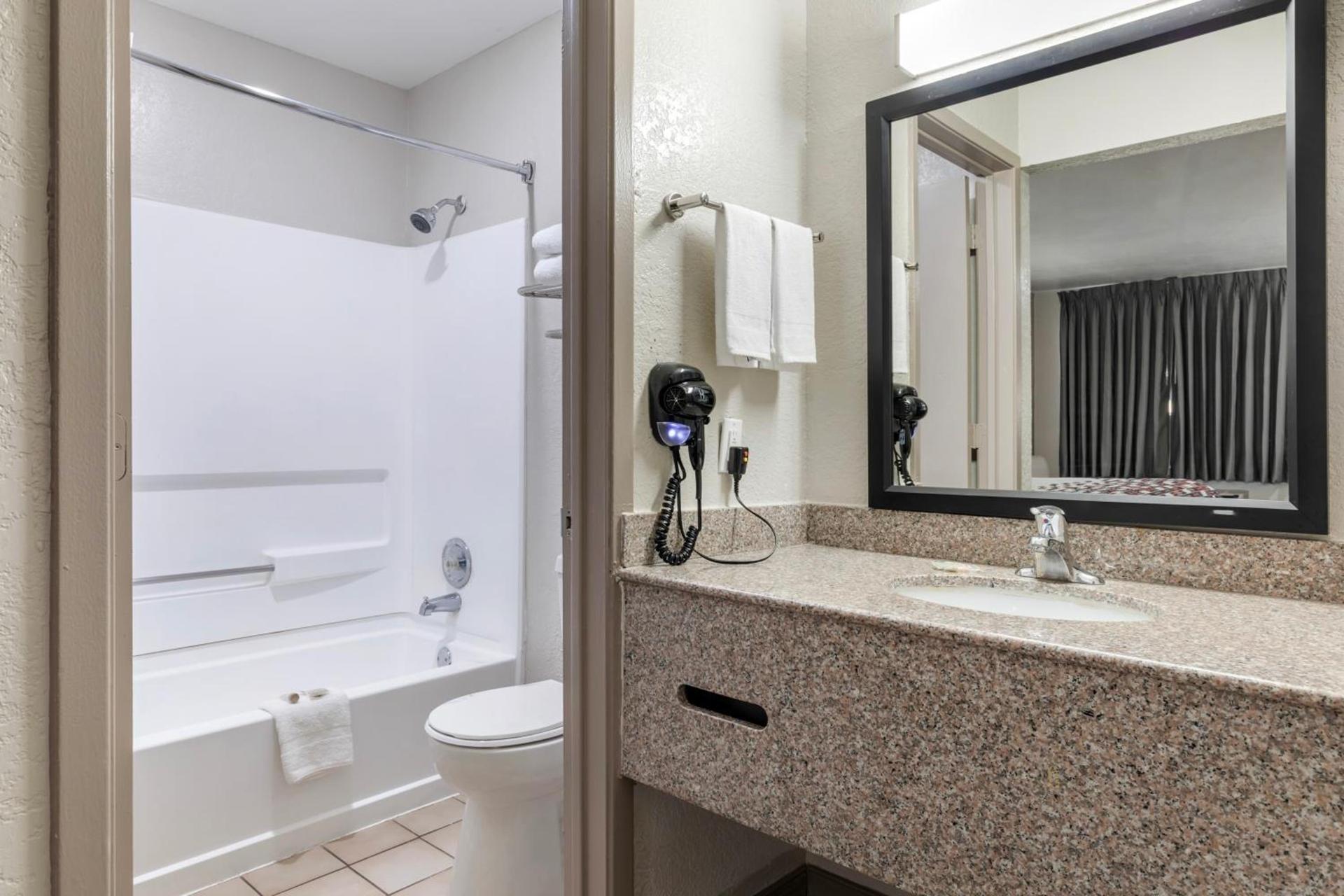 Red Roof Inn Canton photo 18