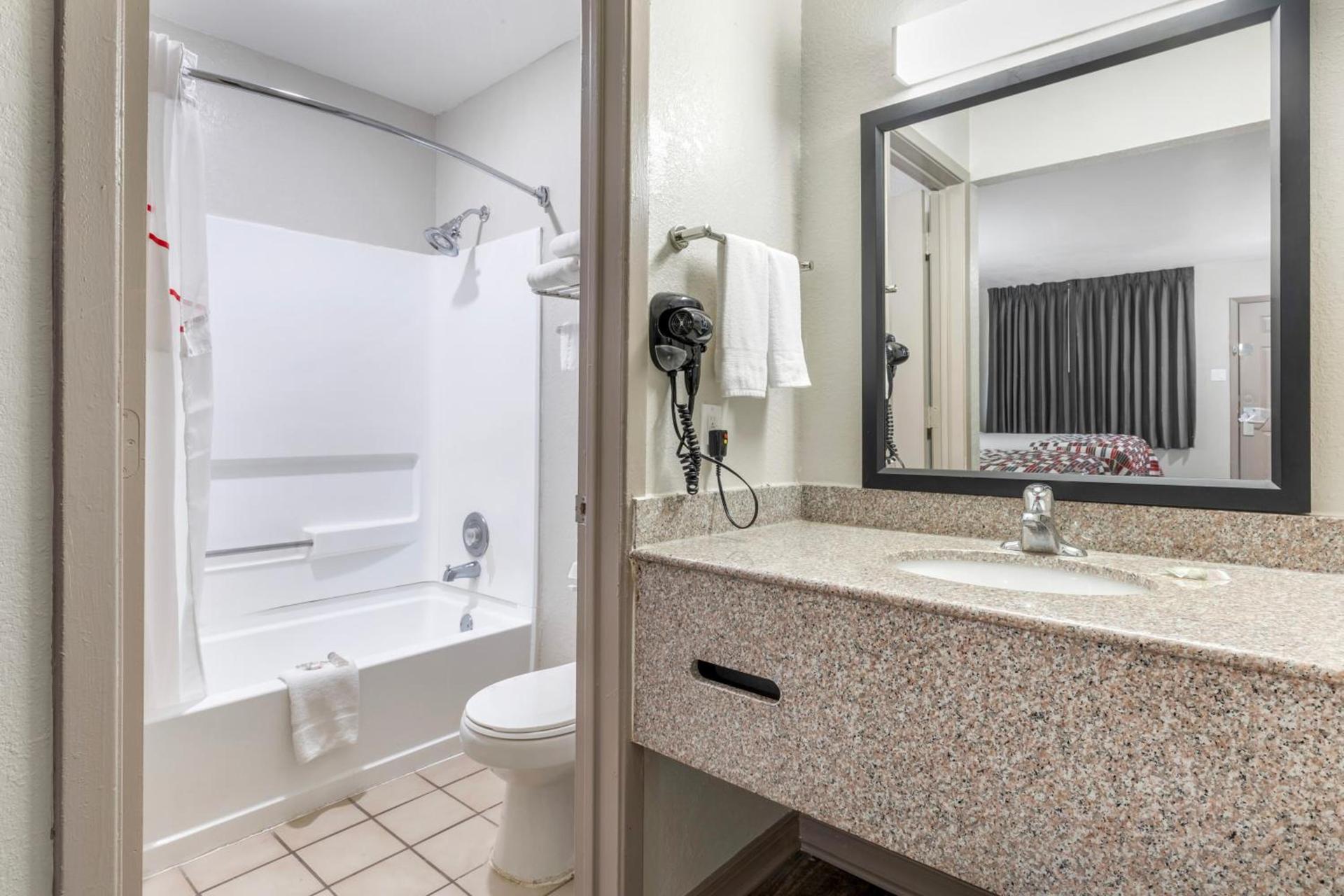 Red Roof Inn Canton photo 23