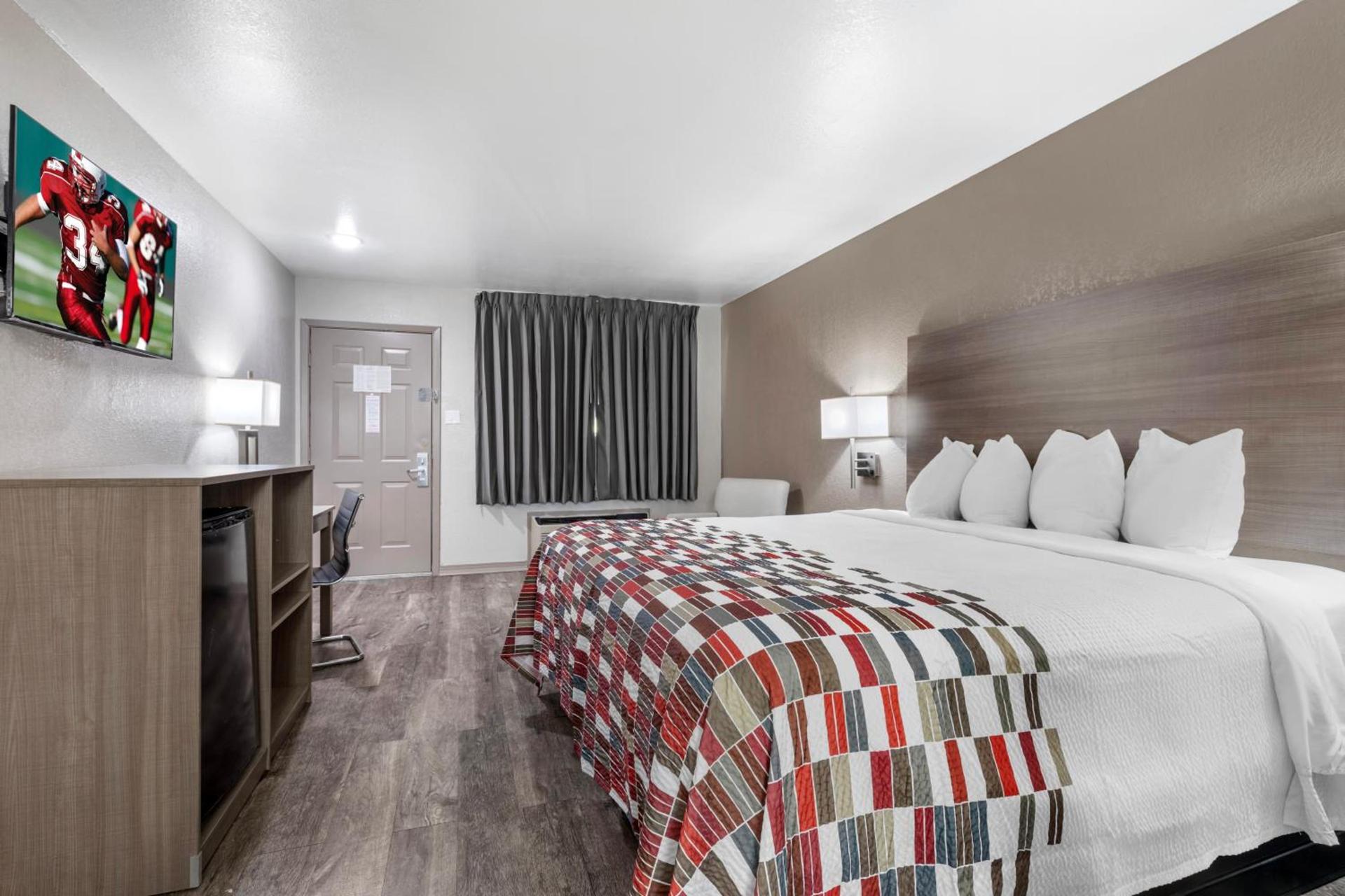 Red Roof Inn Canton photo 24
