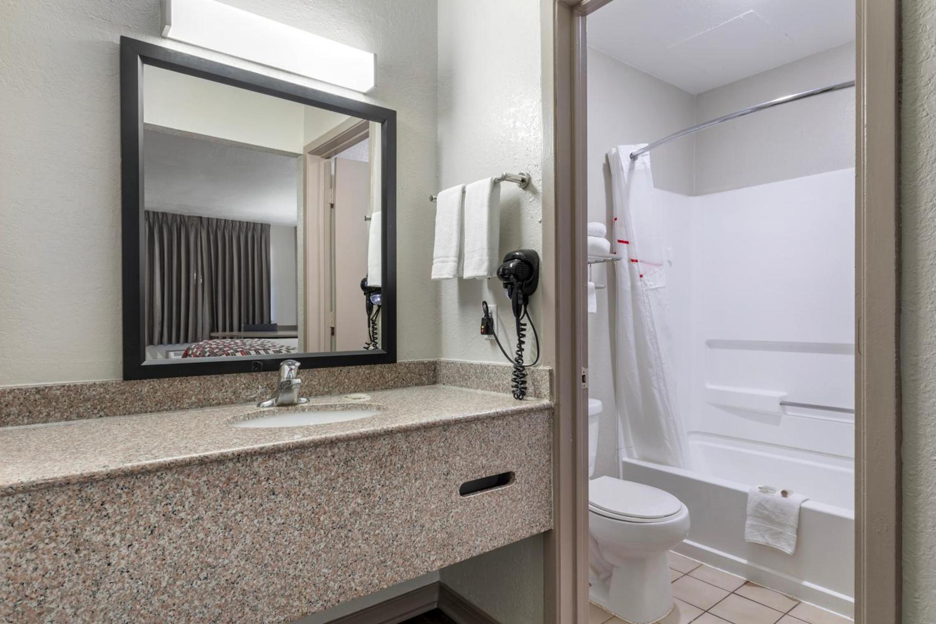 Red Roof Inn Canton photo 29