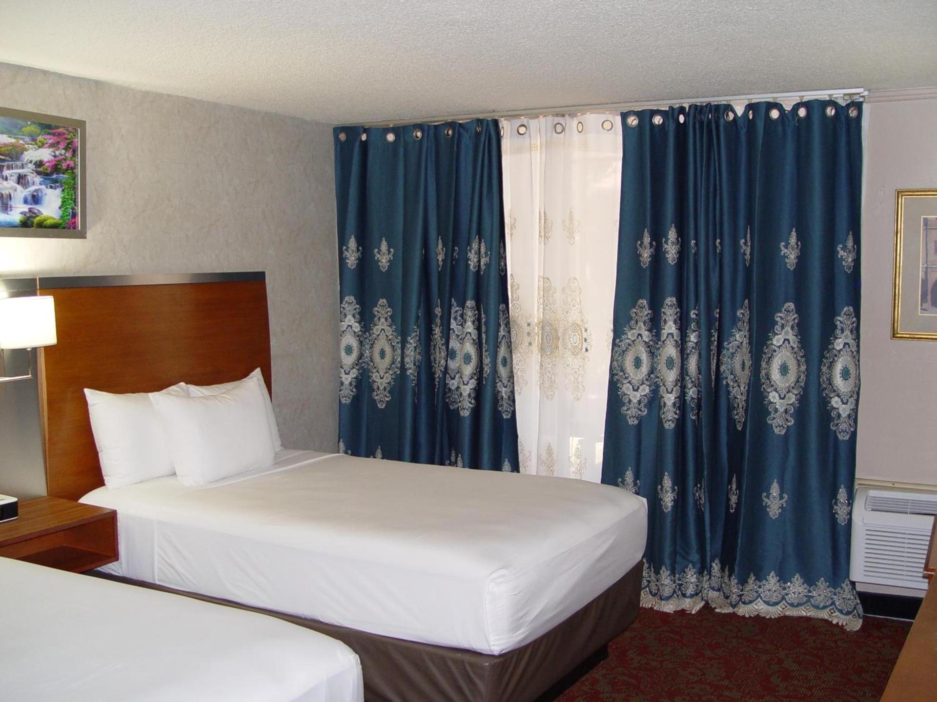 Clarion Hotel Bakersfield North photo 61