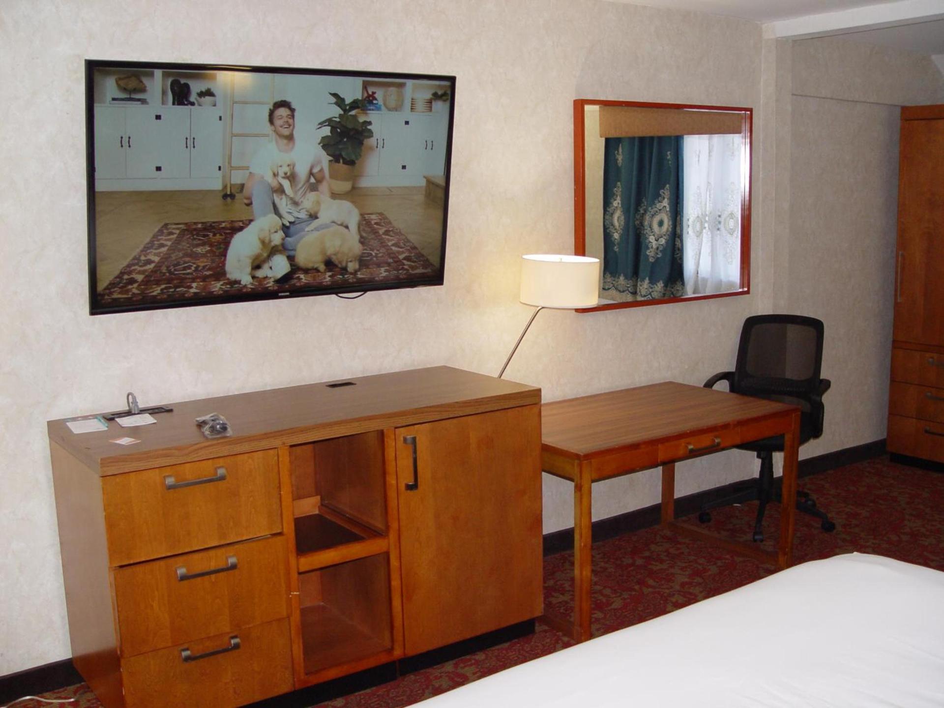 Clarion Hotel Bakersfield North photo 64