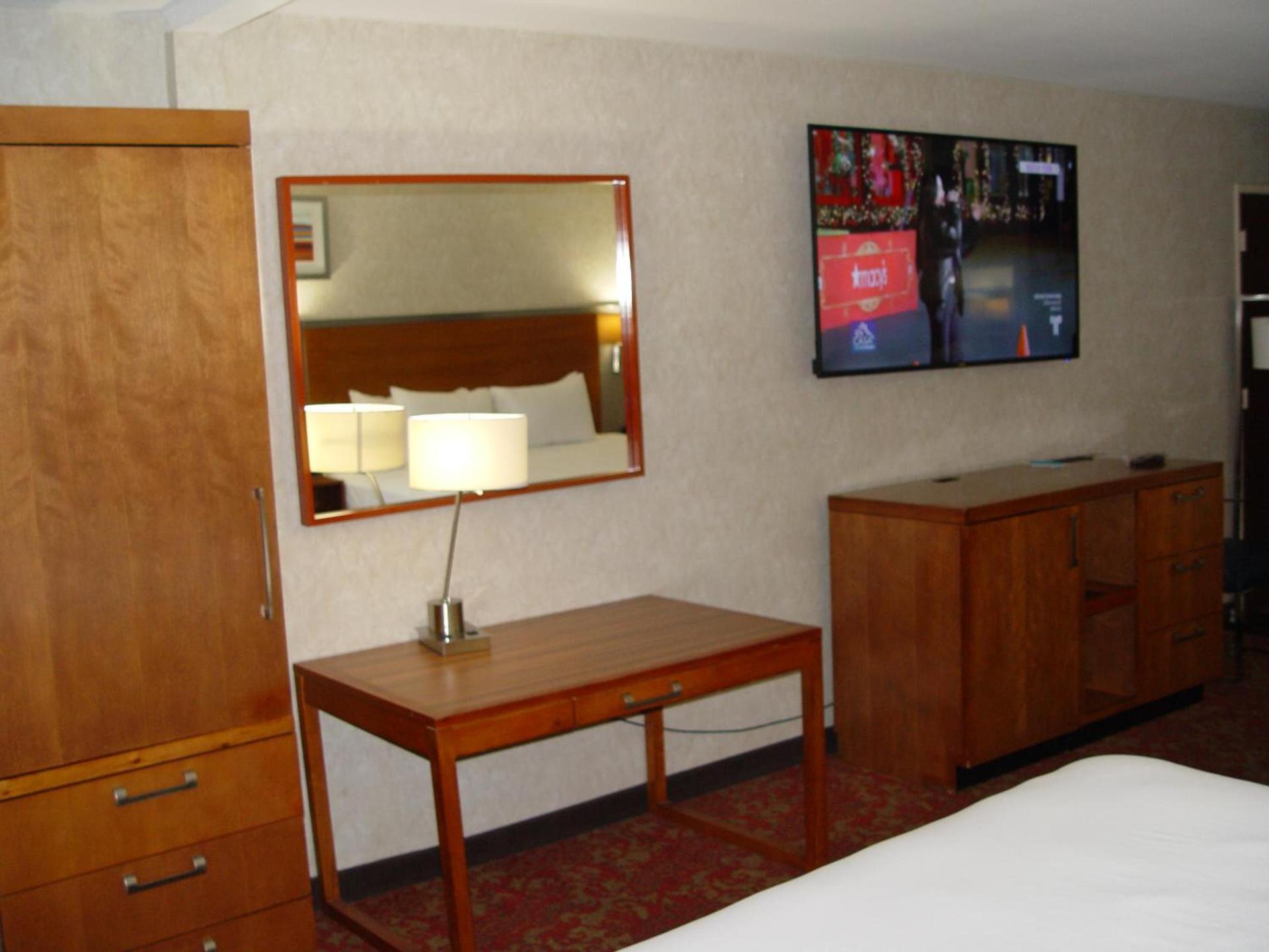Clarion Hotel Bakersfield North photo 78