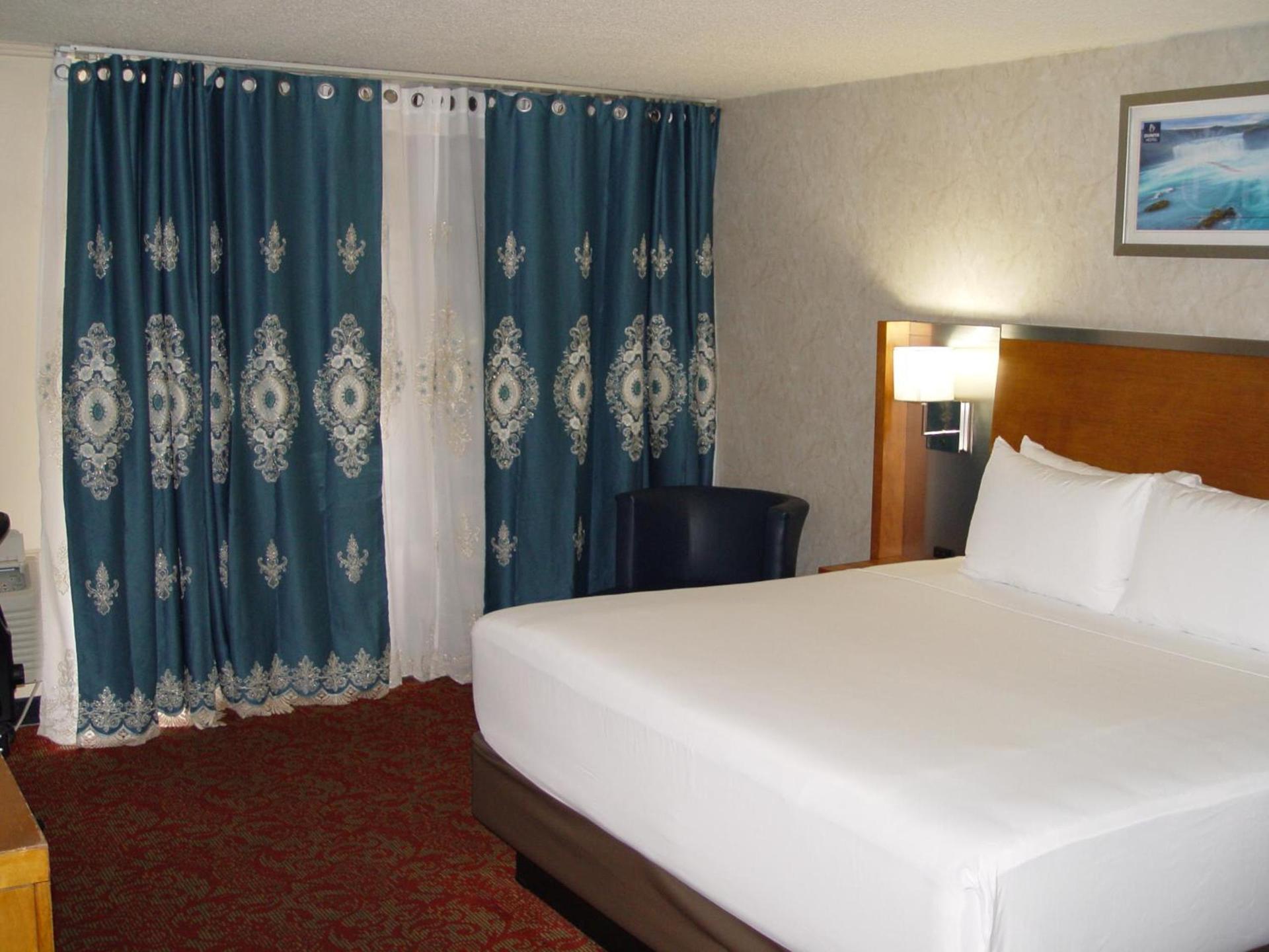 Clarion Hotel Bakersfield North photo 80