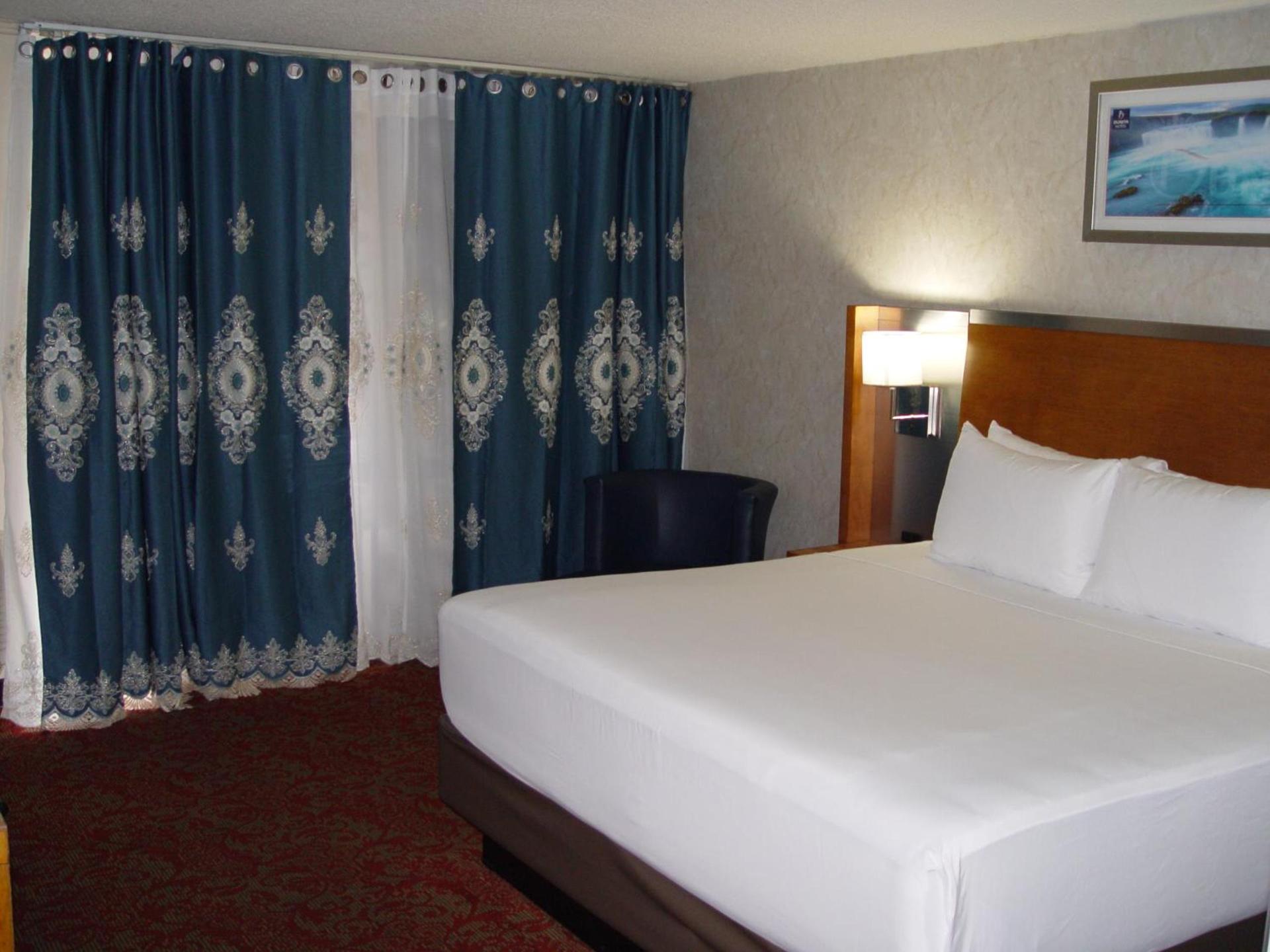 Clarion Hotel Bakersfield North photo 79