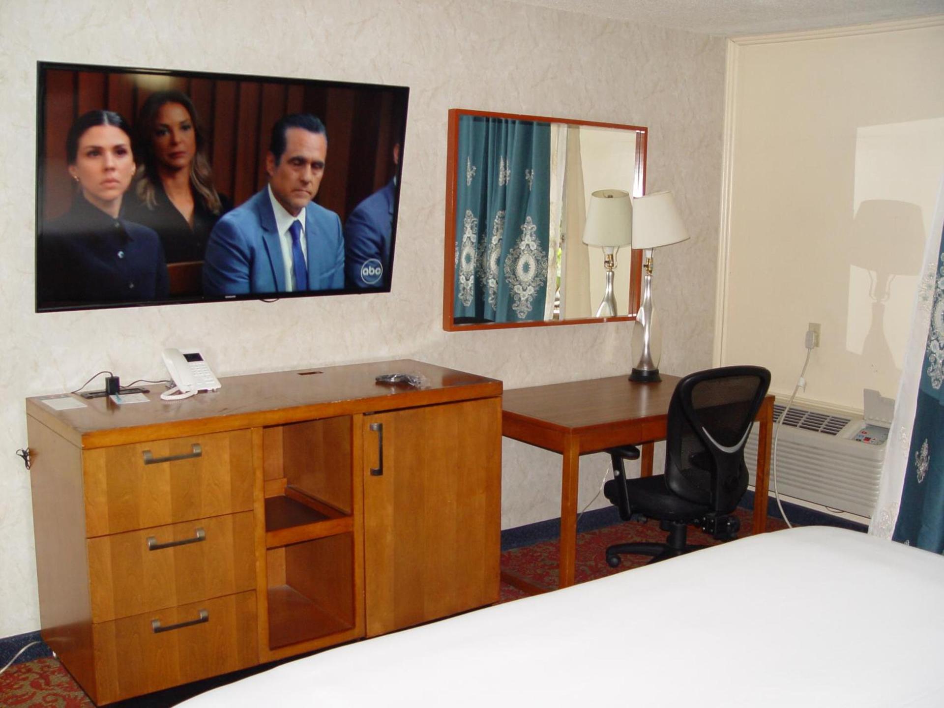 Clarion Hotel Bakersfield North photo 81