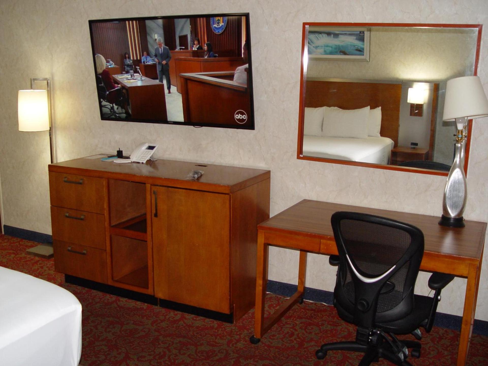 Clarion Hotel Bakersfield North photo 82