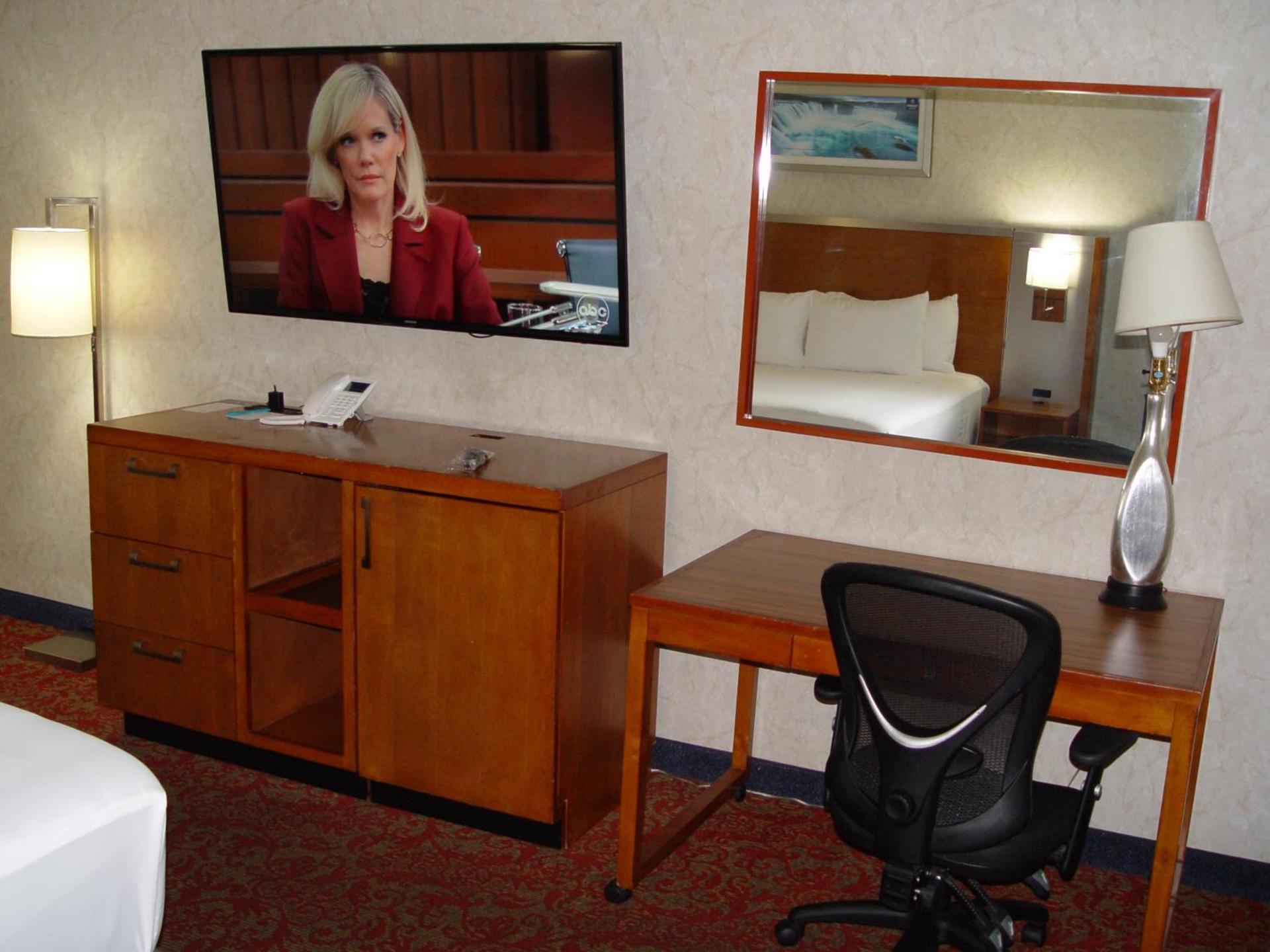 Clarion Hotel Bakersfield North photo 83