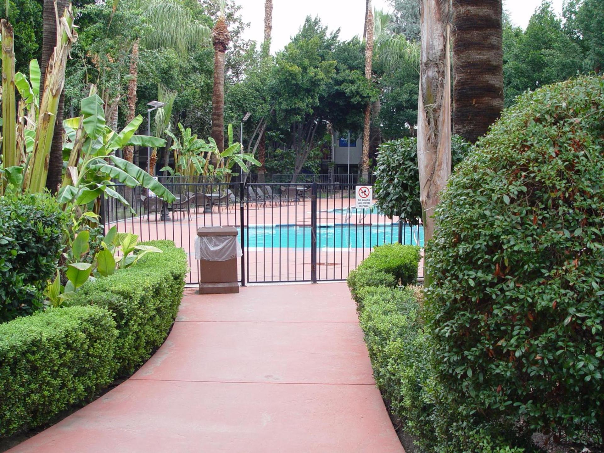 Clarion Hotel Bakersfield North photo 86