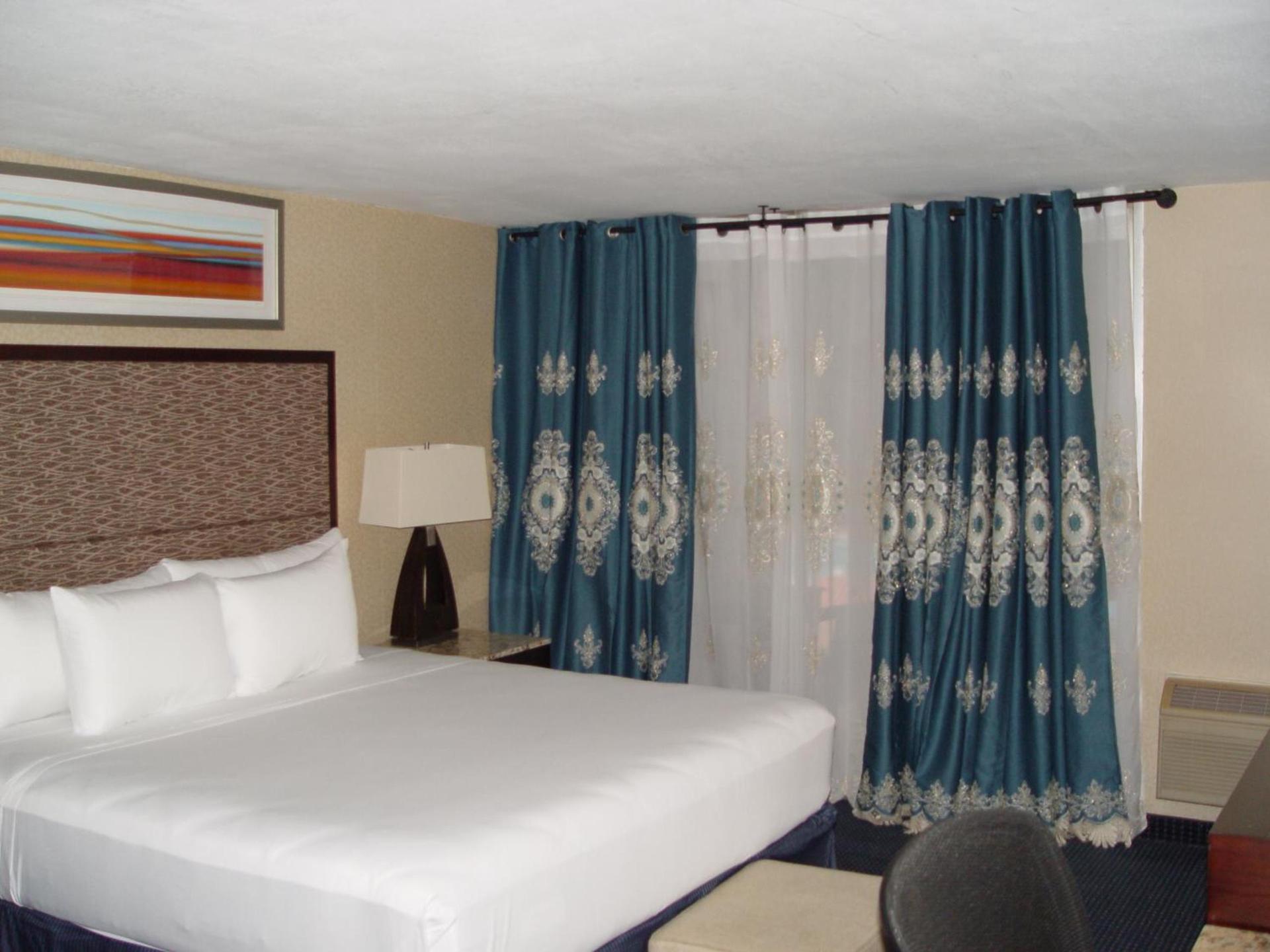 Clarion Hotel Bakersfield North photo 96