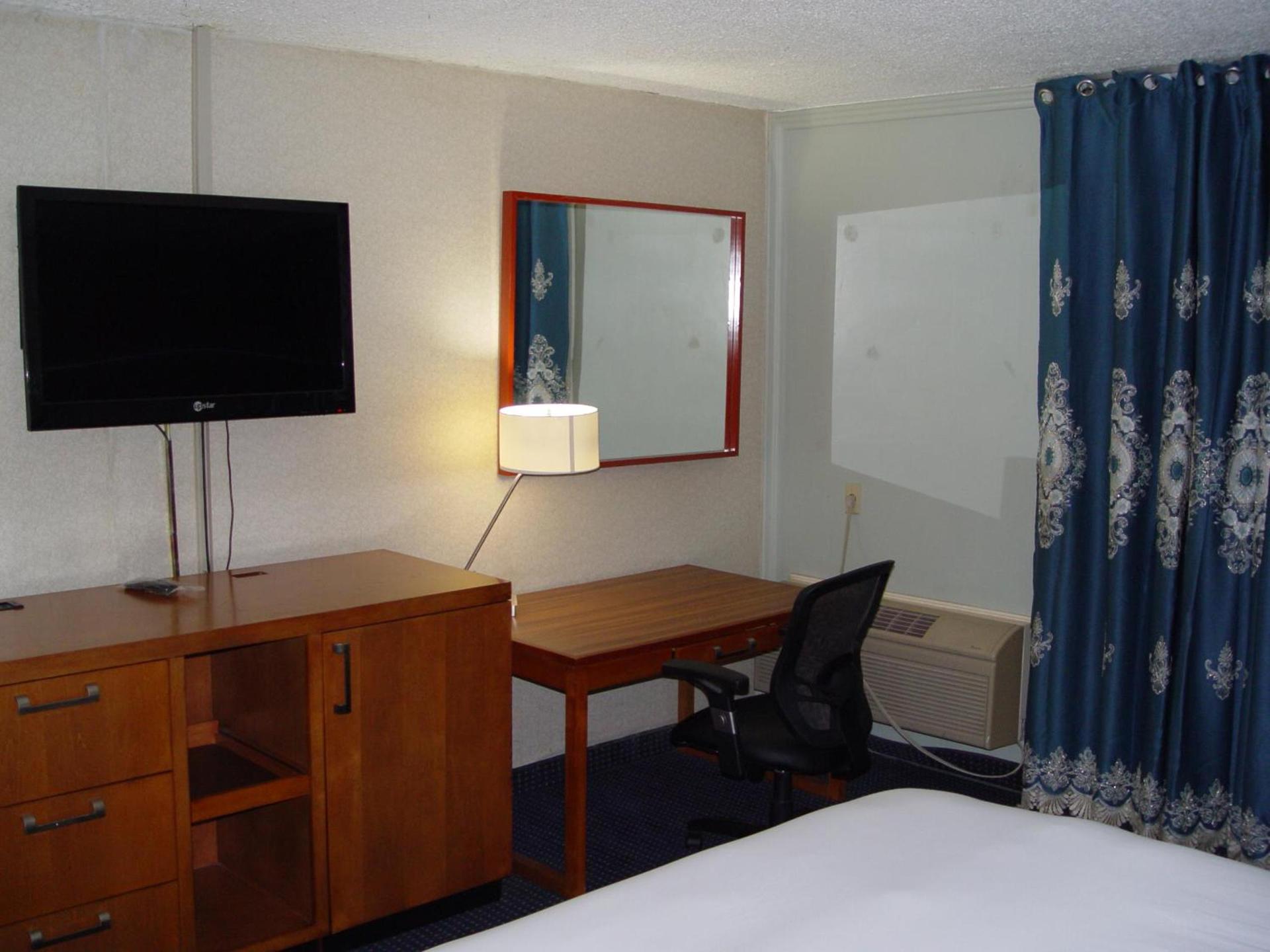 Clarion Hotel Bakersfield North photo 97