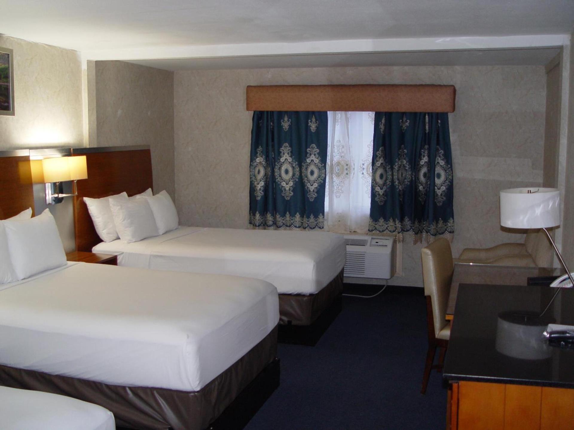 Clarion Hotel Bakersfield North photo 98