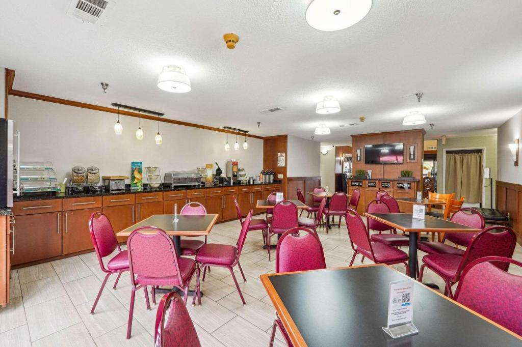 Quality Inn & Suites photo 14