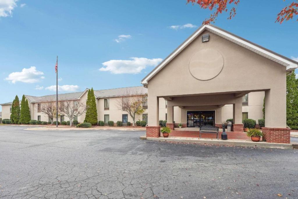 Quality Inn & Suites photo 5