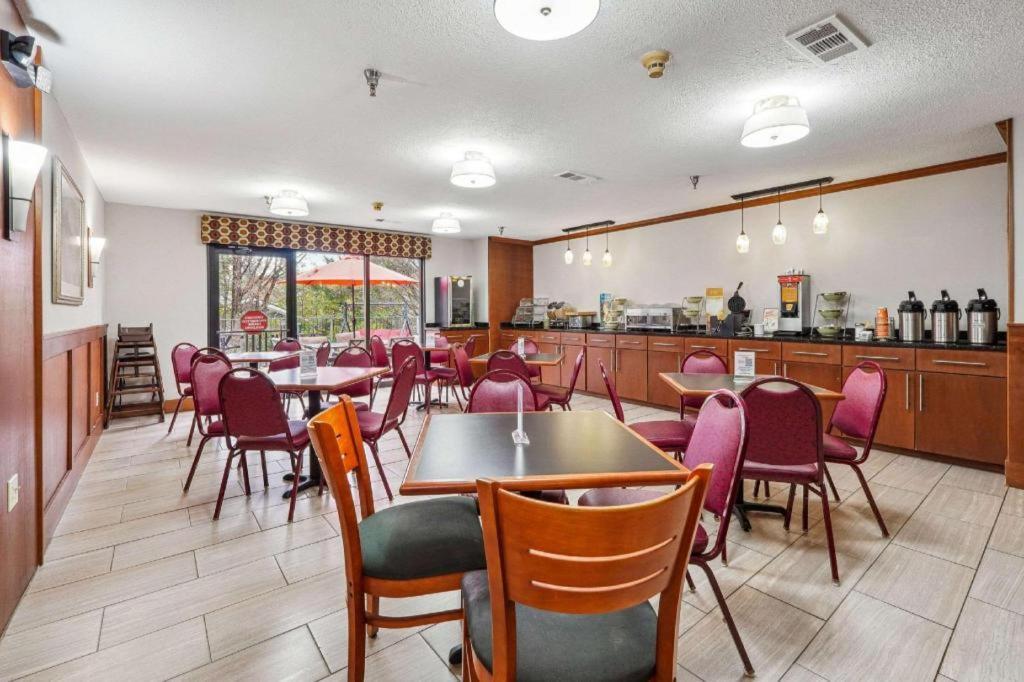 Quality Inn & Suites photo 13