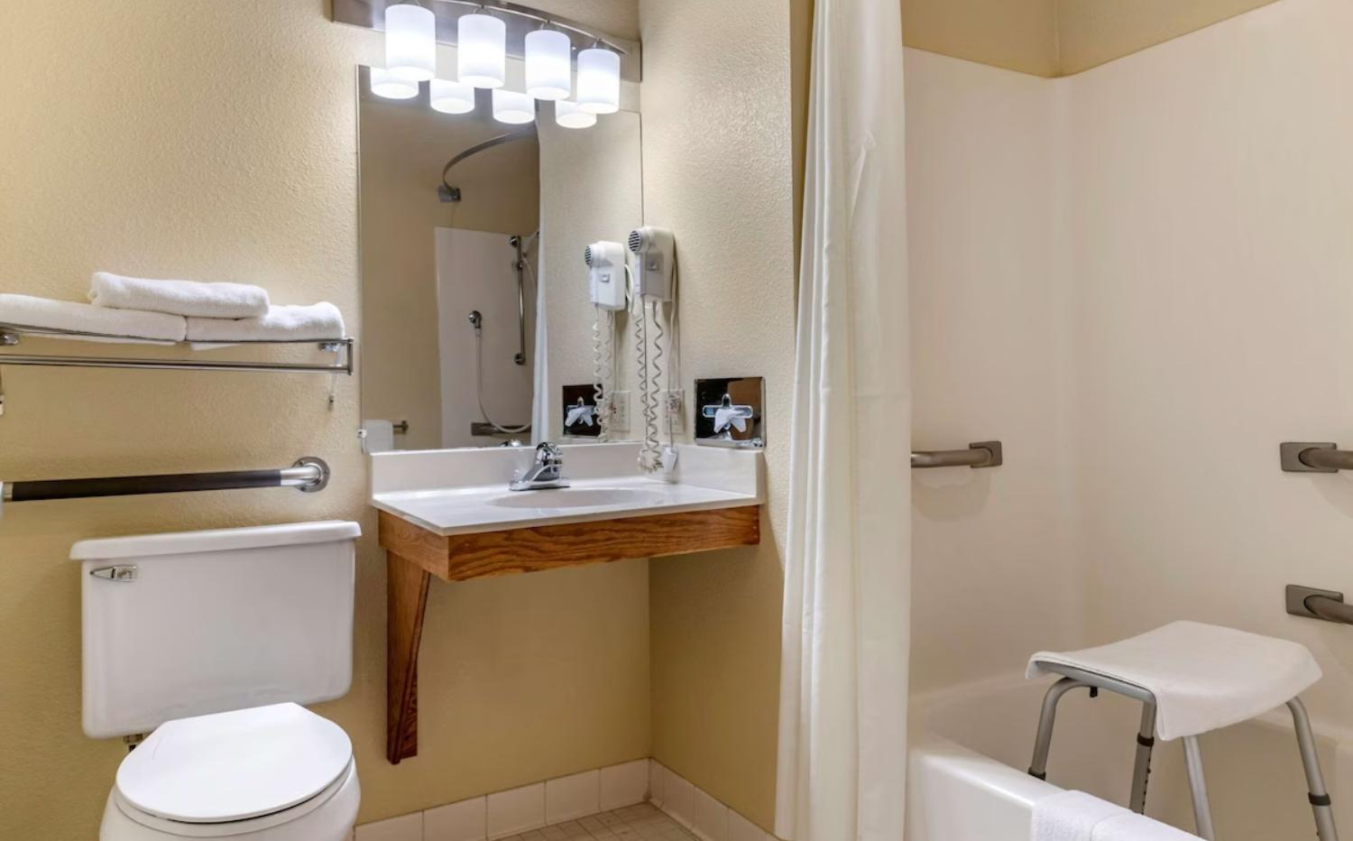 Coratel Inn and Suites By Jasper River Falls photo 4
