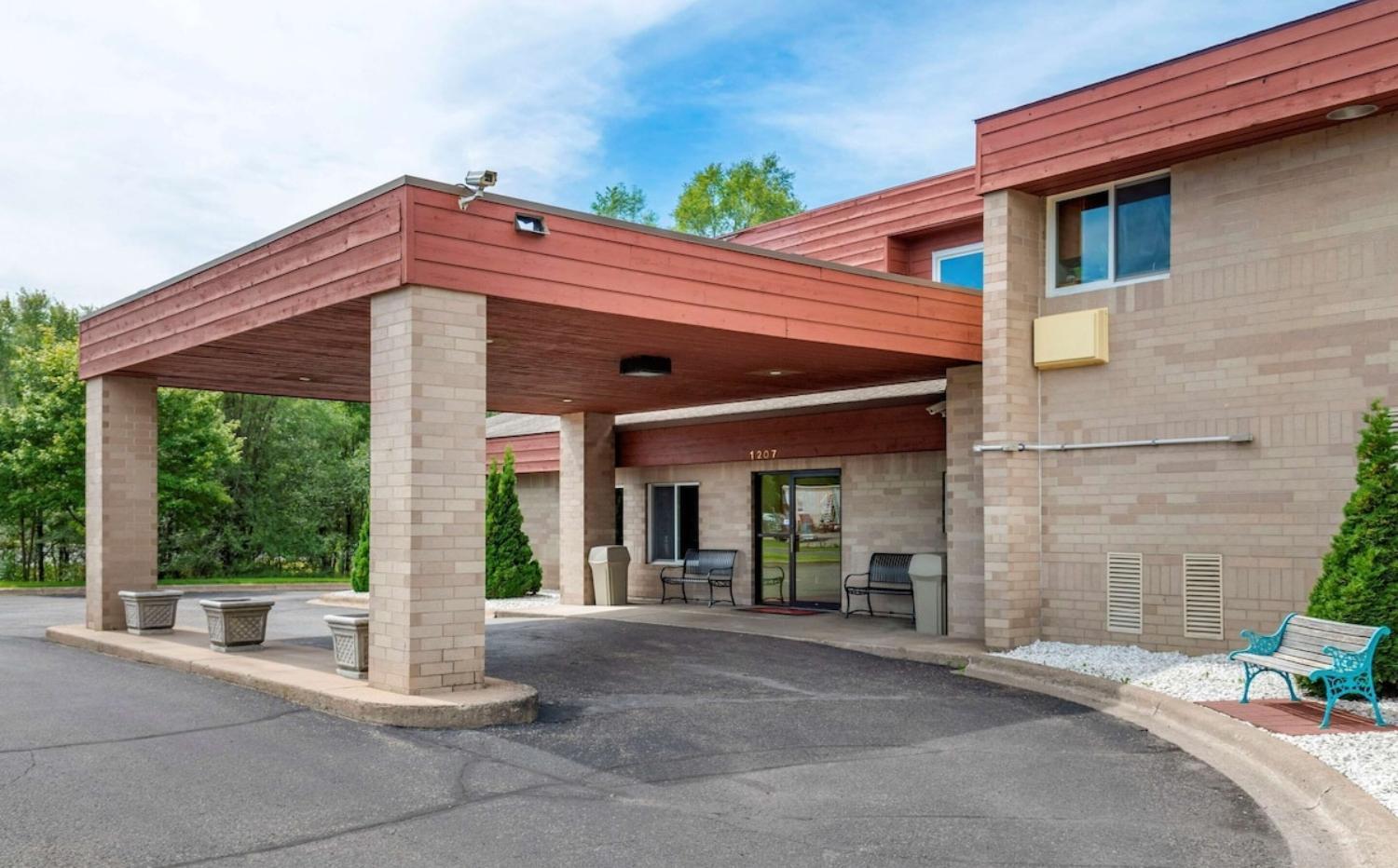 Coratel Inn and Suites By Jasper River Falls photo 3