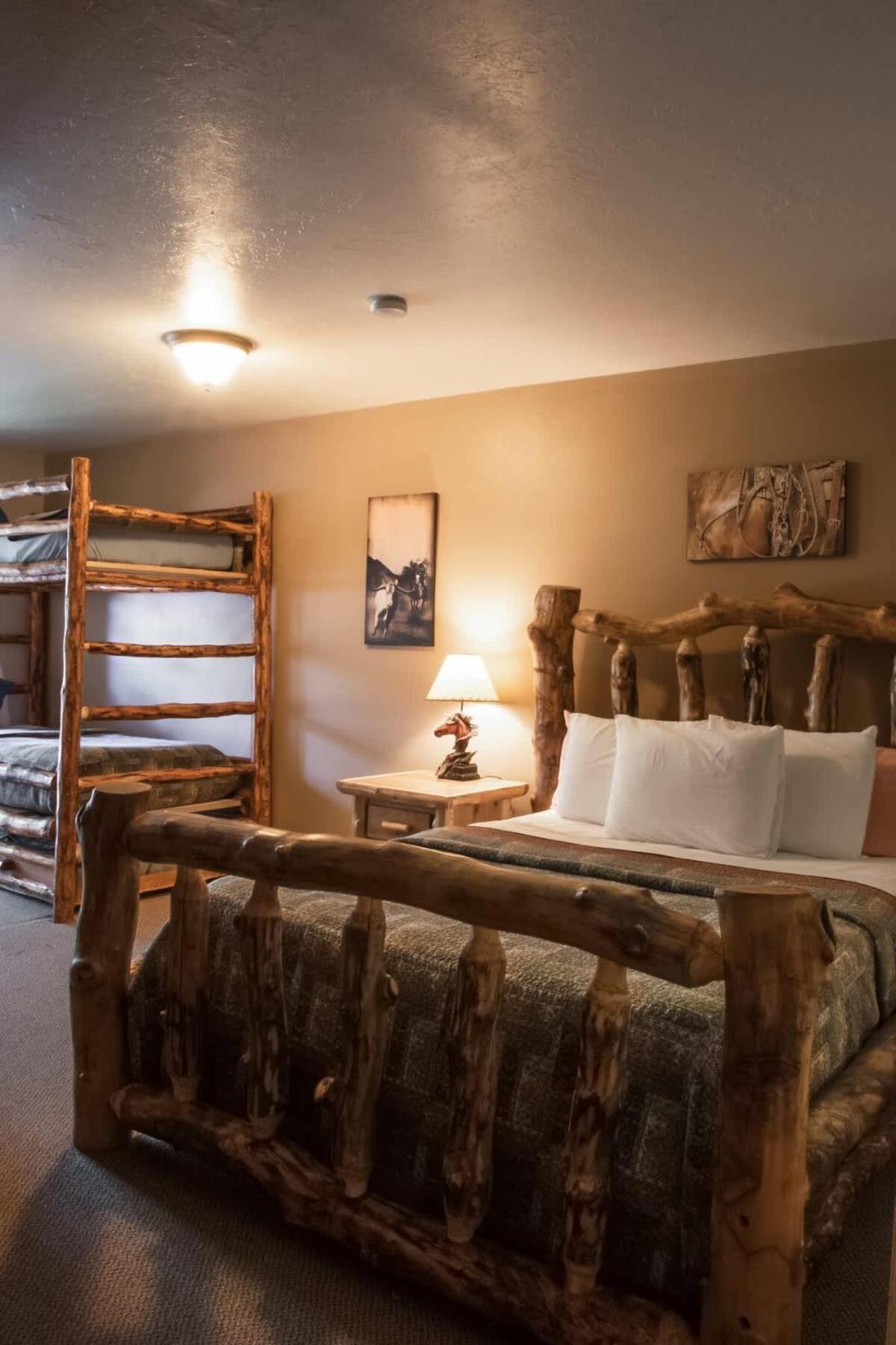 Deck Room with 2 queen beds photo 5