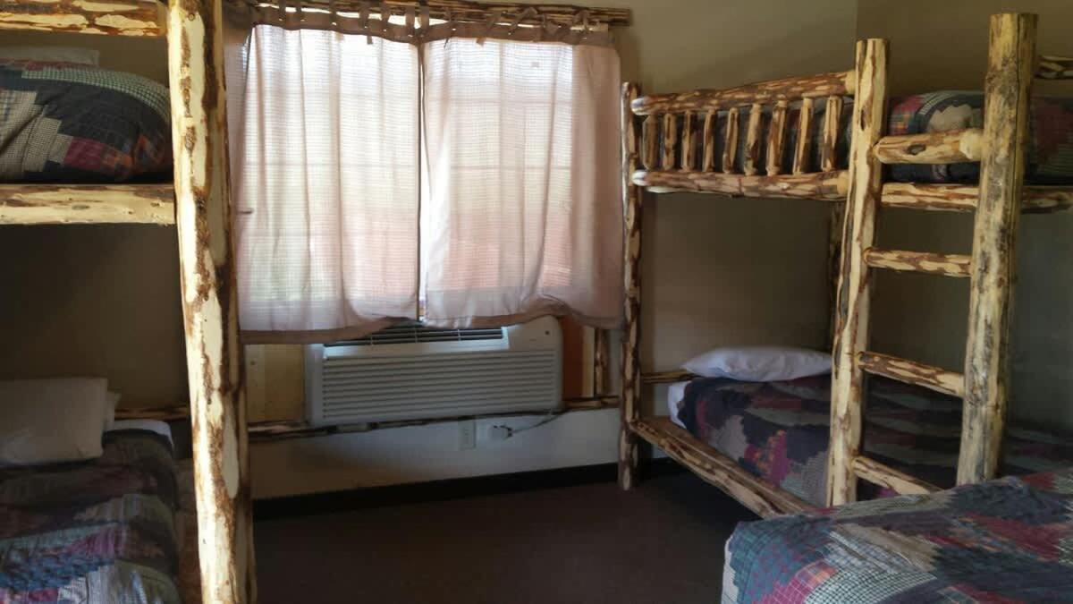 Deck Room with 2 queen beds photo 9