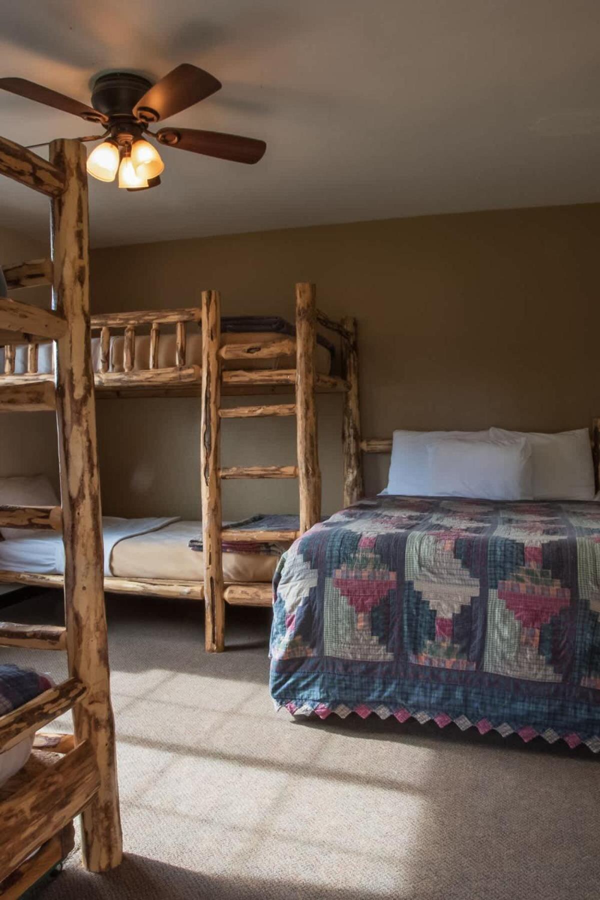 Deck Room with 2 queen beds photo 10