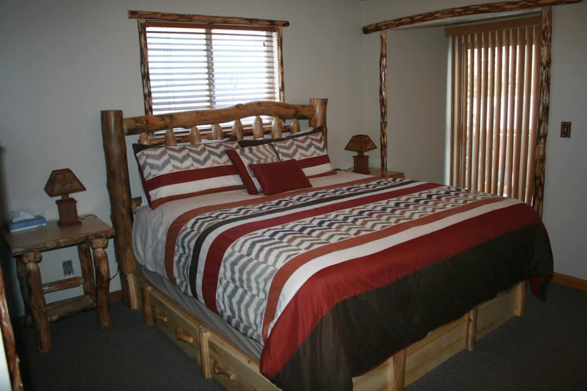 Deck Room with 2 queen beds photo 26