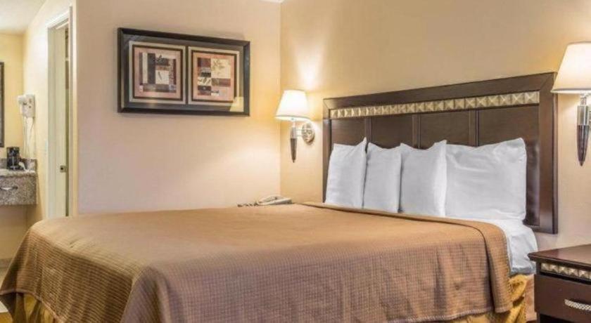 Rodeway Inn Carlsbad photo 74