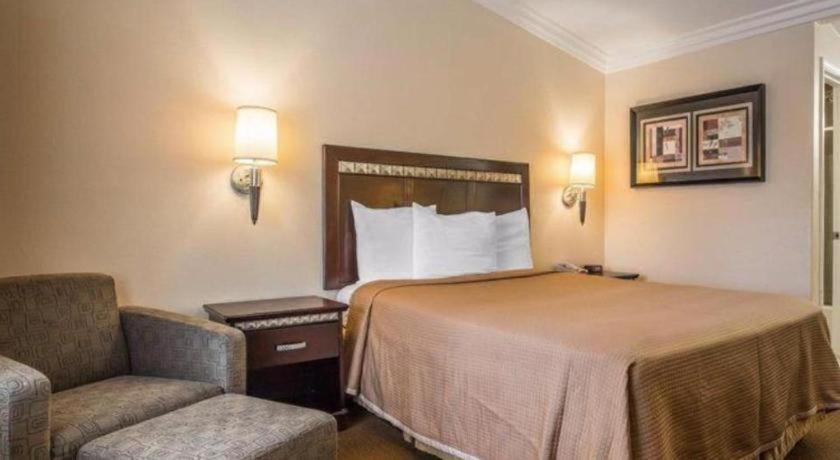 Rodeway Inn Carlsbad photo 71