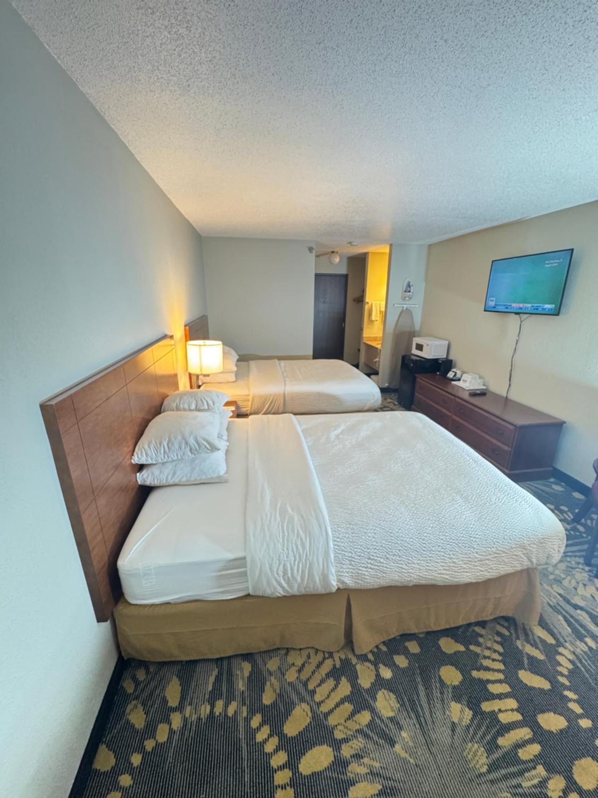 Days Inn by Wyndham Salina I-70 photo 5