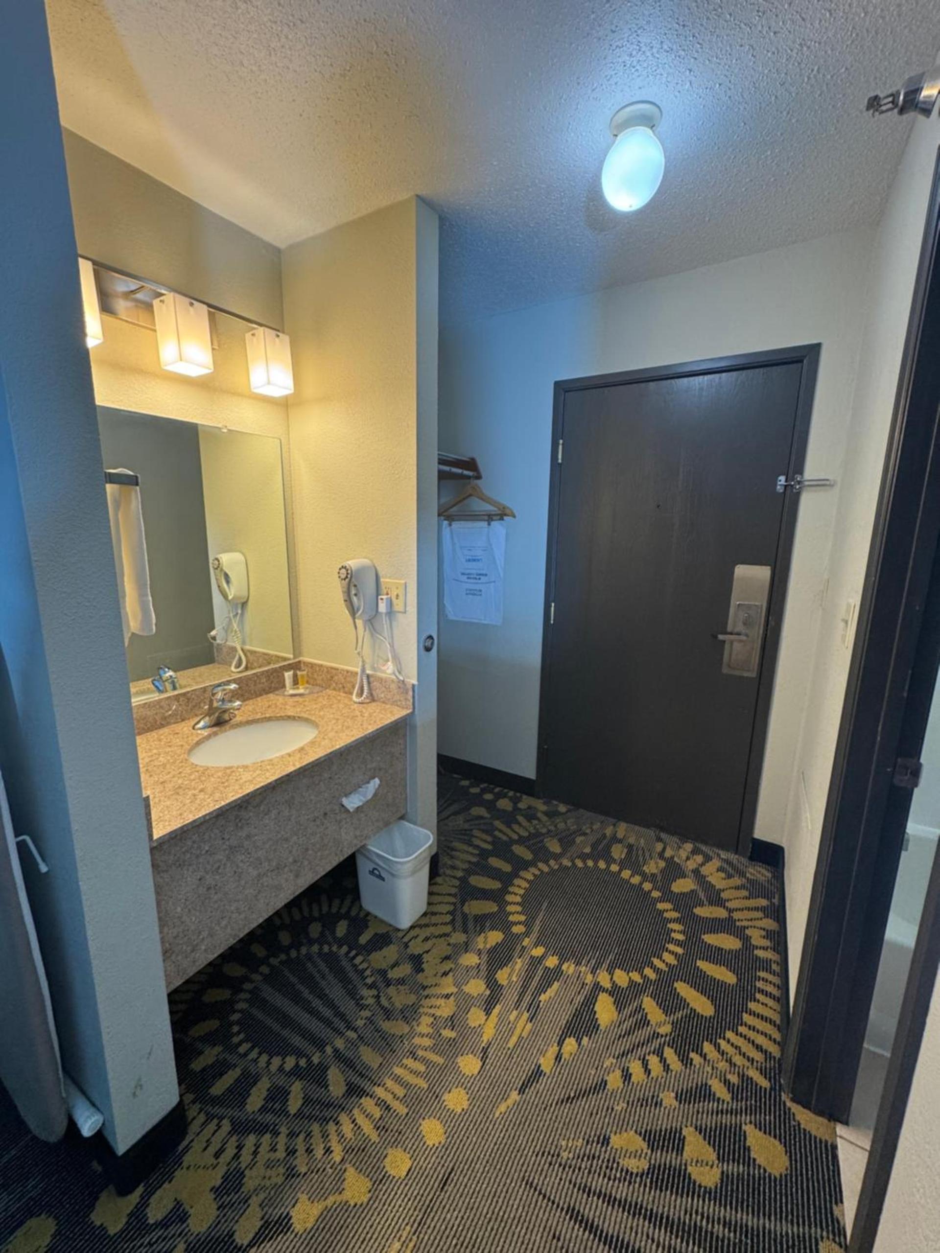 Days Inn by Wyndham Salina I-70 photo 3