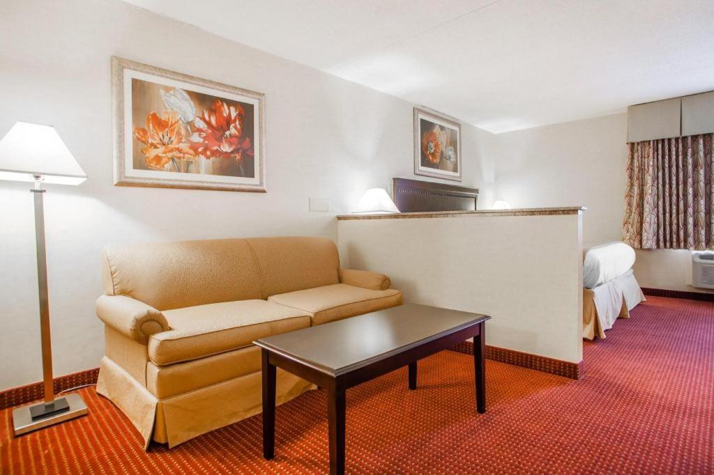 Quality Inn & Suites photo 8