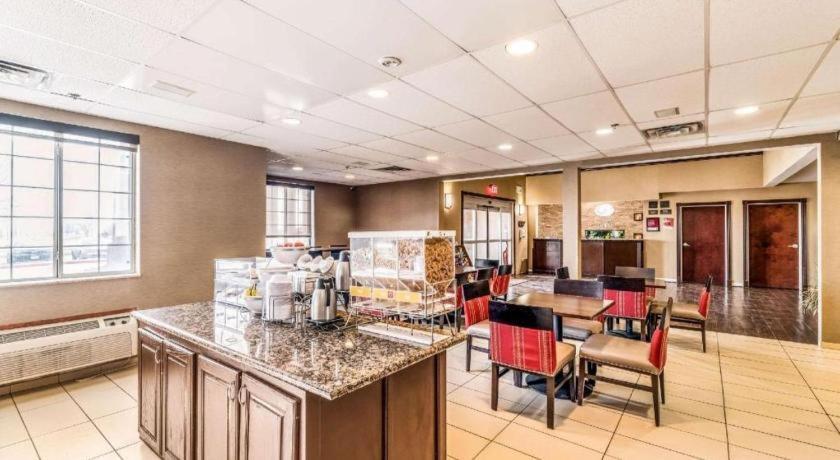 Comfort Suites photo 18