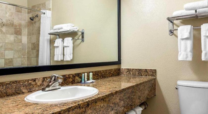 Ramada Suites by Wyndham San Diego photo 14