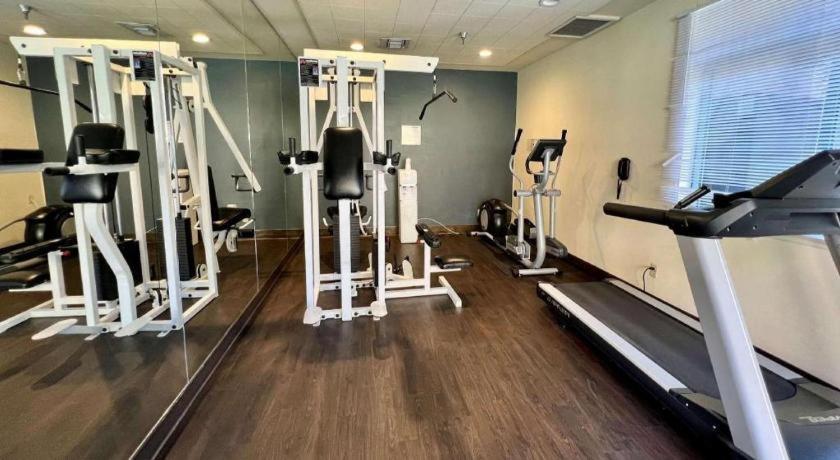 Ramada Suites by Wyndham San Diego photo 11